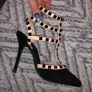 Black studded high heels👠